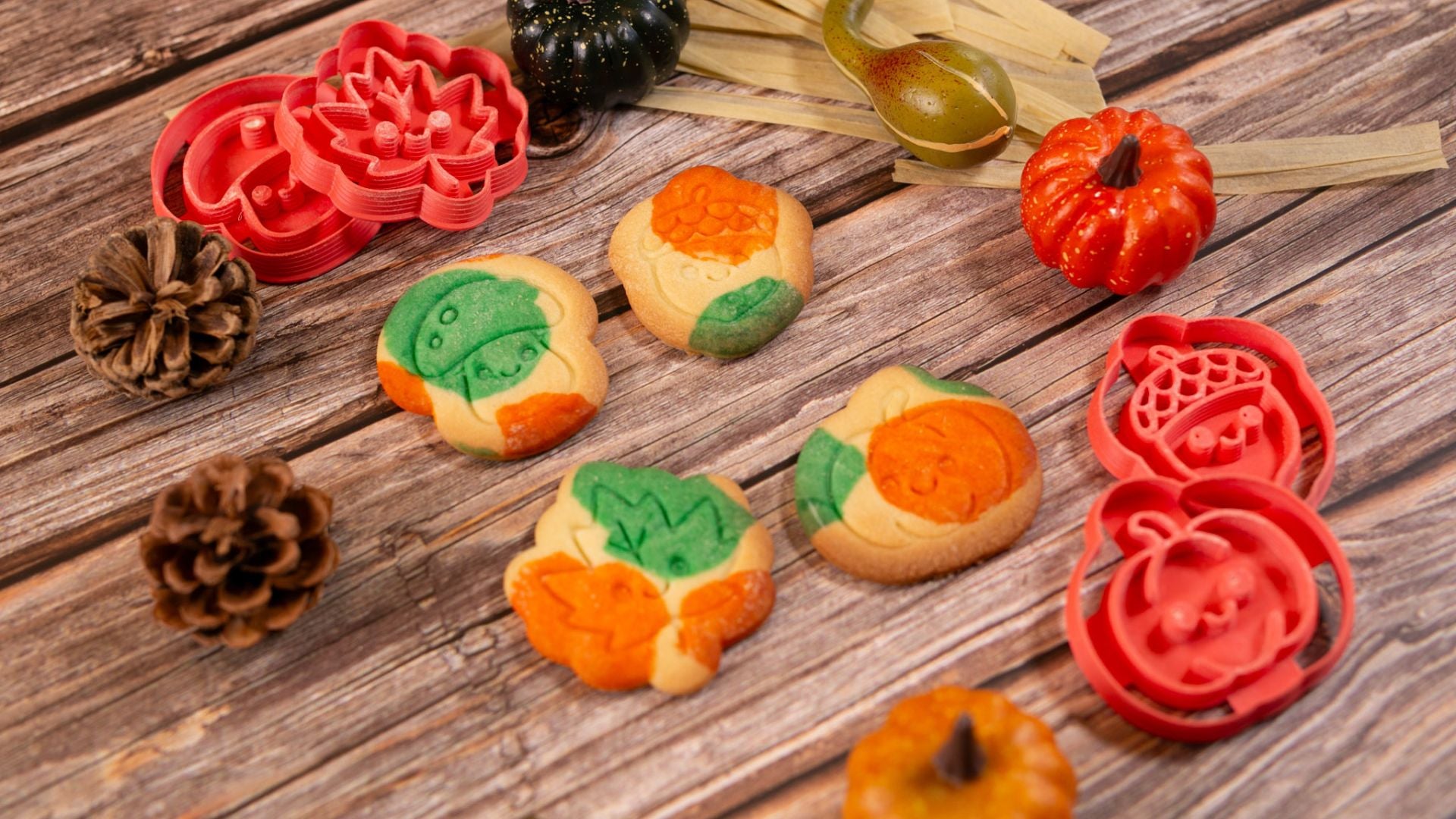 Gros plan sur de beaux biscuits personnalisés décorés à la main, pour un joli moment pâtisserie