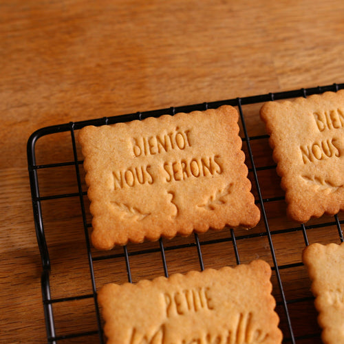 Biscuits personnalisés faits maison pour annoncer une grossesse signé Mon Empreinte à Biscuits