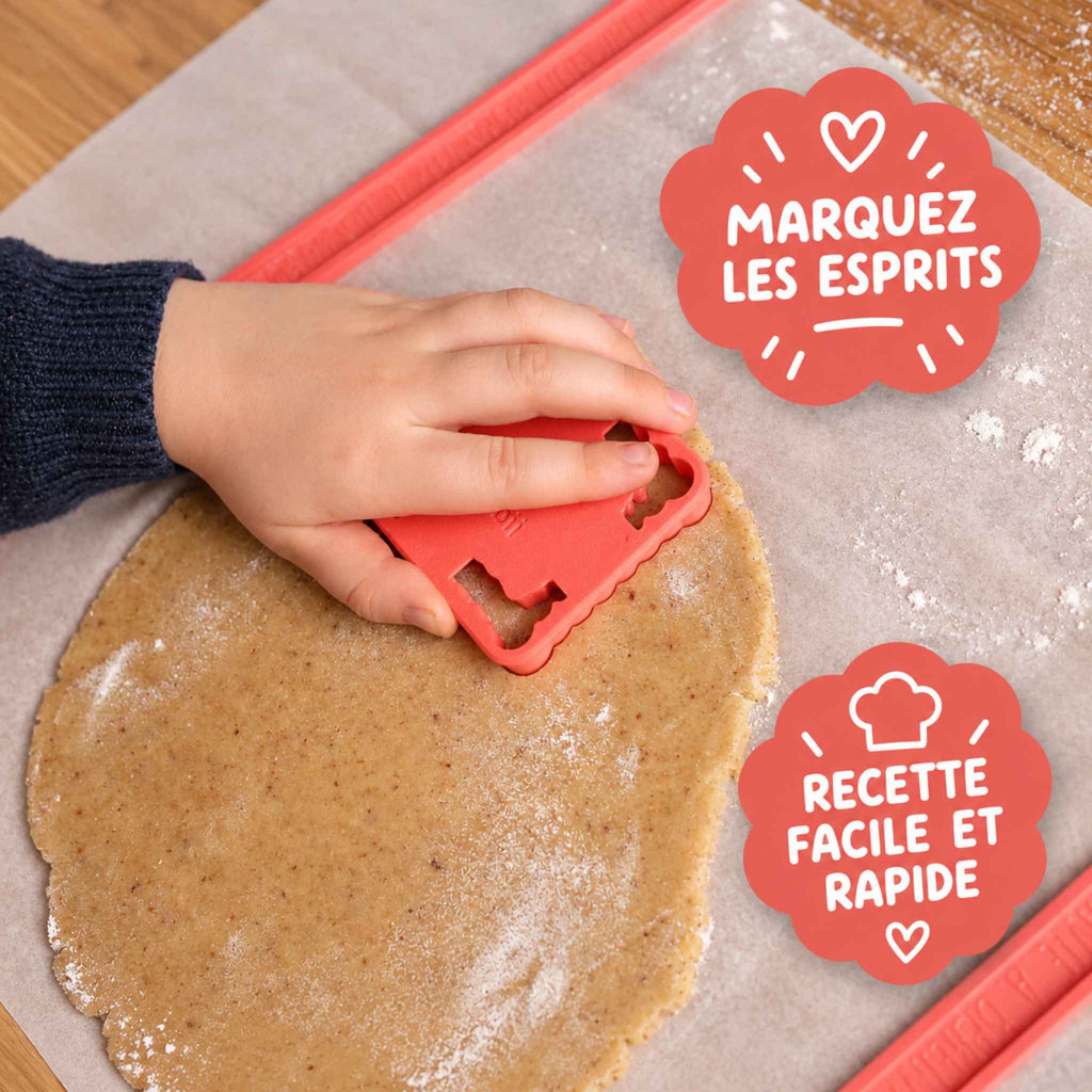 Enfant découpant la pâte avec un emporte-pièce monstre