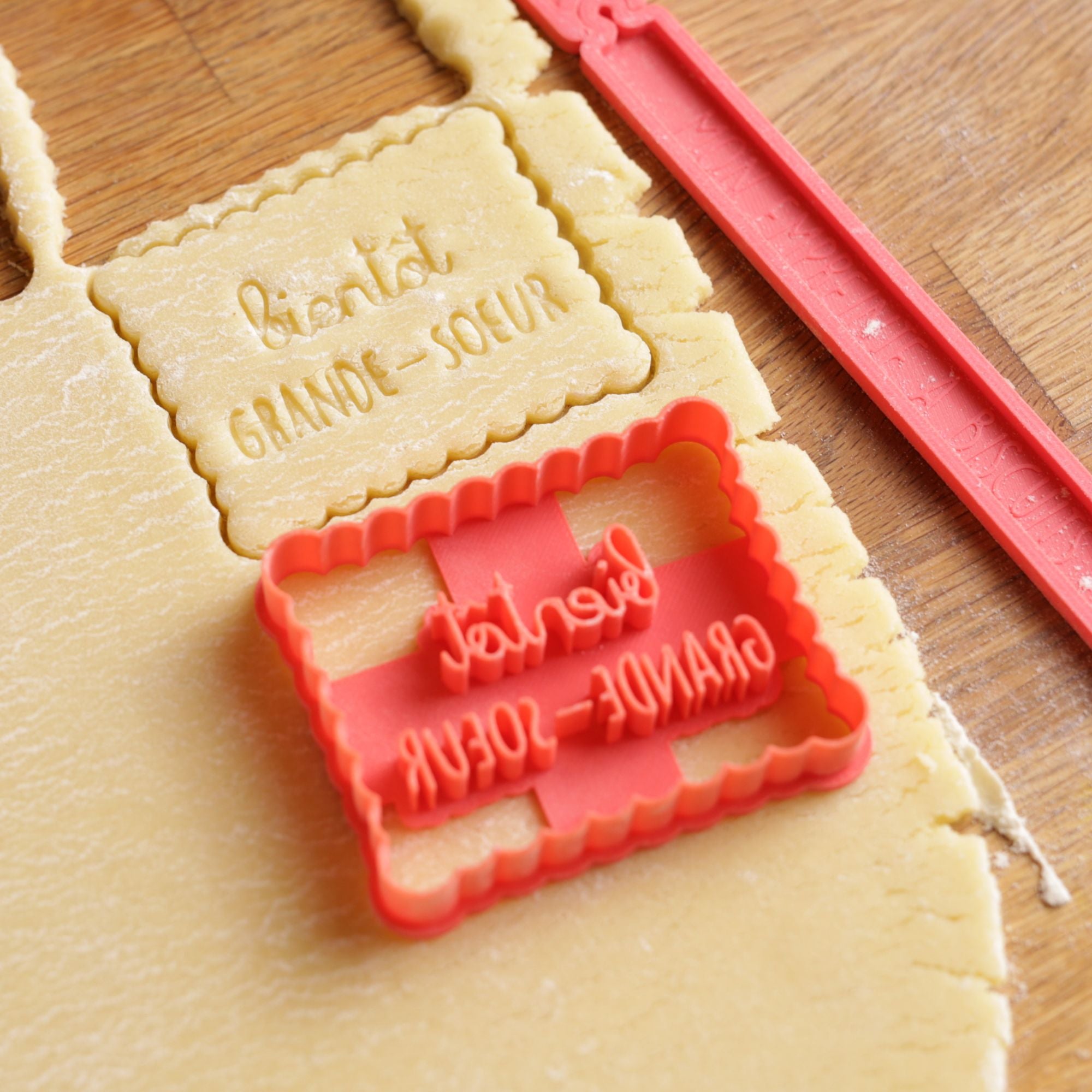 Emporte-pièce "Bientôt Grande-Sœur"