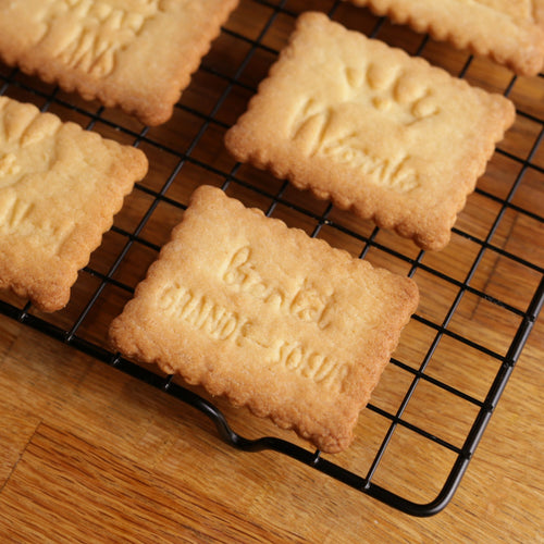 Emporte-pièce présenté avec son biscuit décoré pour annoncer une grossesse signé Mon Empreinte à Biscuits, à découvrir sur la boutique