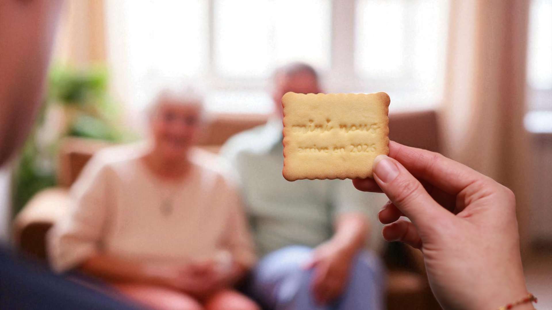 Biscuits sablés personnalisés réalisés avec les emporte-pièces Mon Empreinte à Biscuits, joliment dressés sur la table